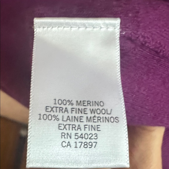 Banana Republic Purple V-Neck Sweater made with 100% Merino Fine Wool Cozy Top - Picture 4 of 6
